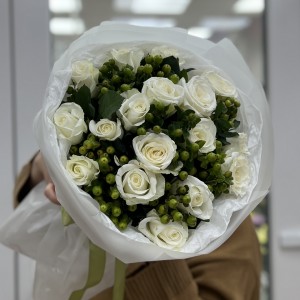 17 белых роз с гиперикумом